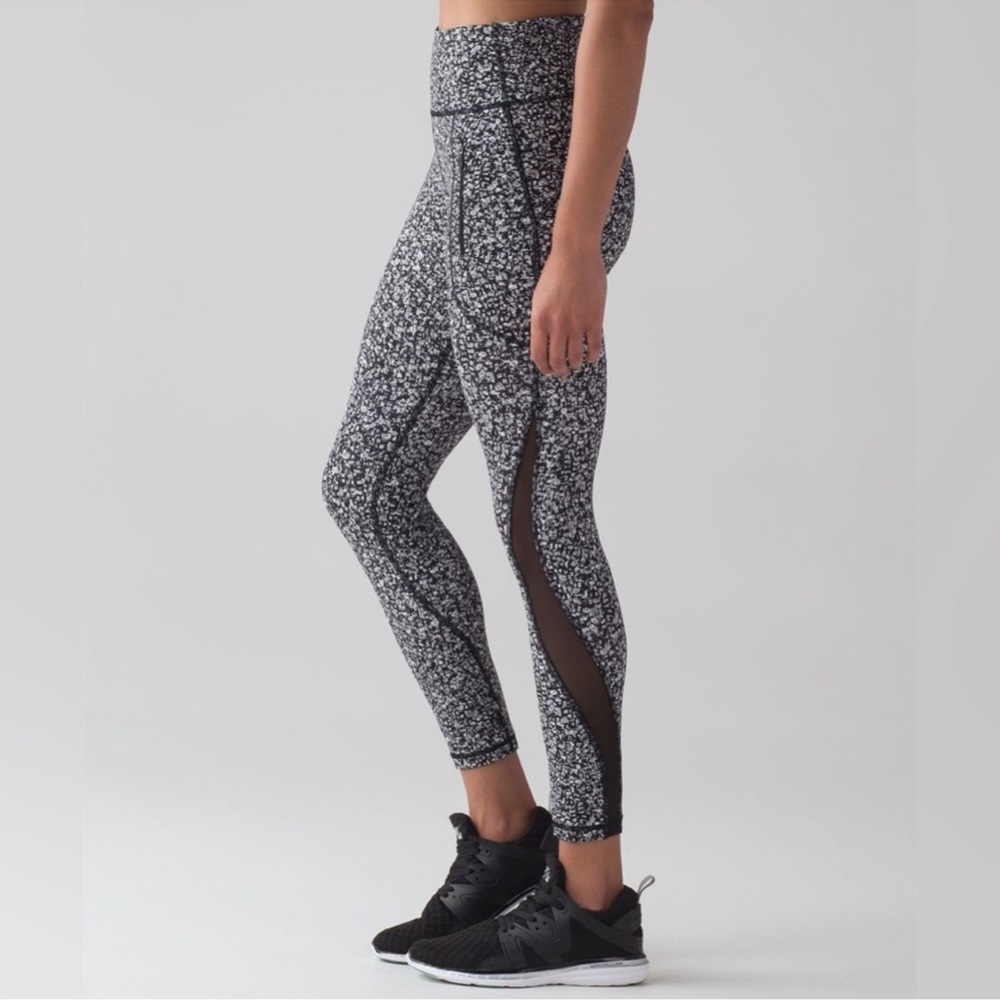 Lululemon Invigorate 7/8 Tight Daisy Dust Alpine White Black / Black